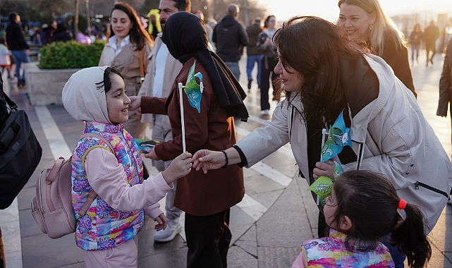 AK Parti Çanakkale Belediye Başkan Adayı Jülide İskenderoğlu, Kordon'da halkla buluştu
