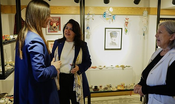 Ak Parti genel başkan yardımcısı Çiğdem Karaaslan, üreten kadın kooperatiflerinin sergi ve satış alanını ziyaret etti