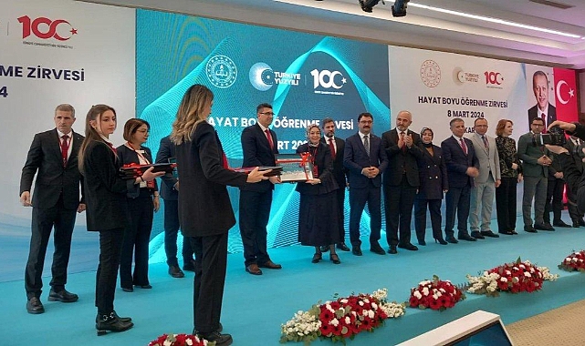 Arıcılıkta Kadın Girişimciler: Lapseki Halk Eğitimi Merkezi'nin Ödüllü Başarısı