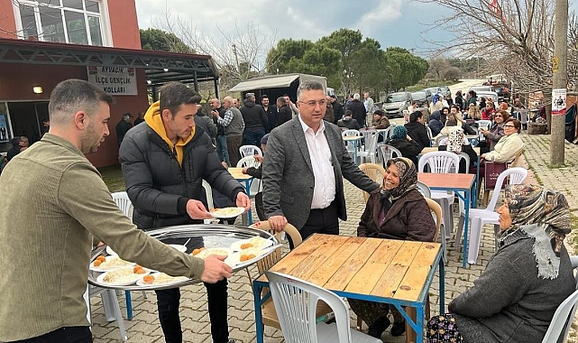 Ayvacık CHP Gençlik Kolları pilav dağıttı