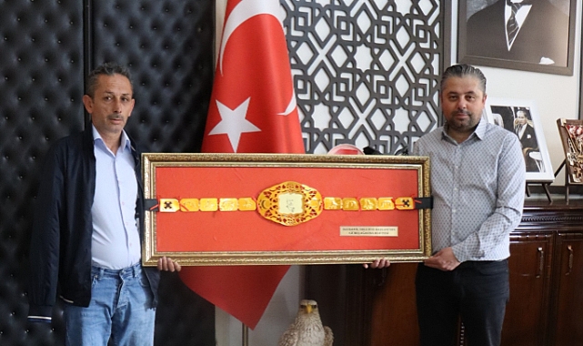 Başkan Mert Uygun, Bayramiç güreş ağasına altın kemer takdim etti