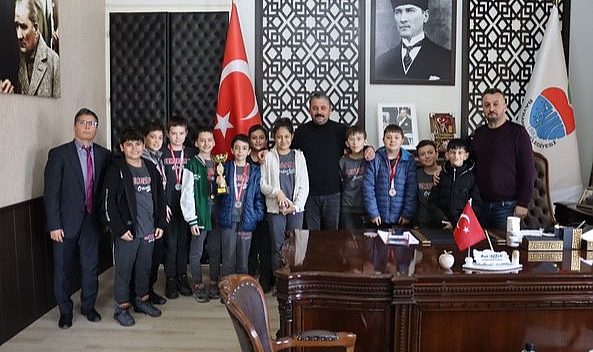 Başkan Mert Uygun, cumhuriyet ortaokulu satranç takımlarının başarısını kutladı