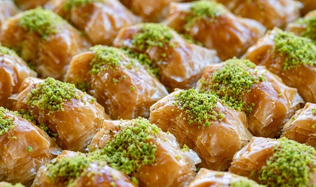 Bayram için kıyır kıyır lezzetiyle ev yapımı baklava