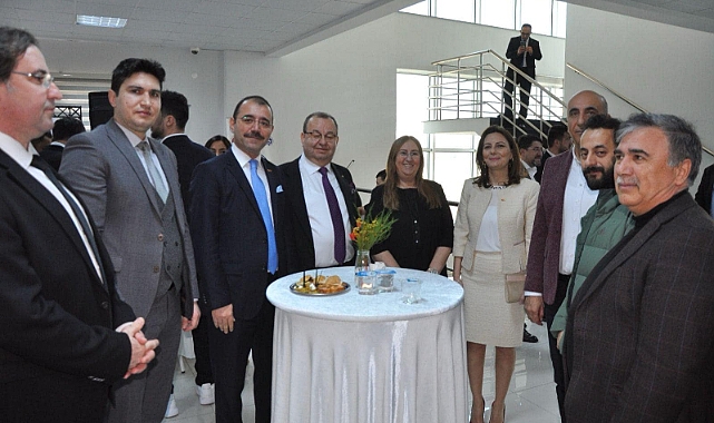 Biga Kaymakamı ve eşi, kadın girişimciler tarafından düzenlenen 8 mart etkinliğine katıldı