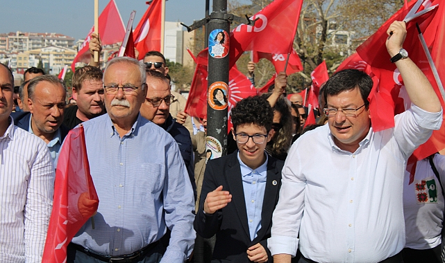 Çanakkale'de seçim heyecanı: Muharrem Erkek ‘in seçim yürüyüşüne yoğun katılım ve esnafa desteği