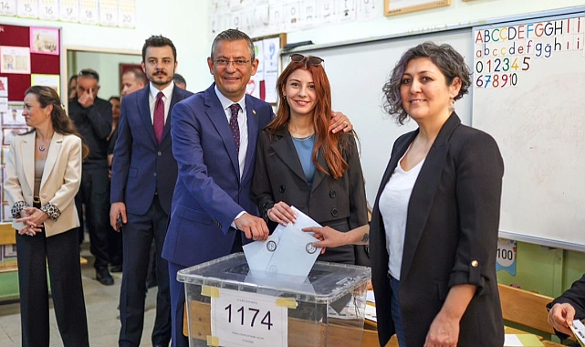 CHP Lideri Özel, ailesi ile birlikte oyunu kullandı