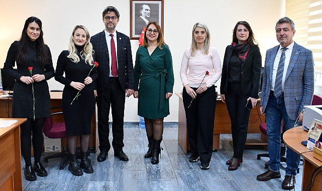 ÇOMÜ'de 8 Mart çiçeklerle kutlandı
