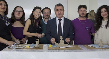 ÇOMÜ öğrencileri, mor güne özel farkındalık etkinliği gerçekleştirdi