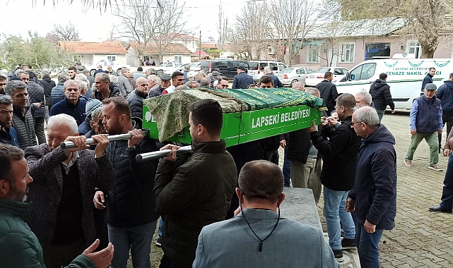 Eyüp Yılmaz ve AK Parti İlçe Başkanı Hasan Engin, Sebahat Turan'ın cenaze namazında
