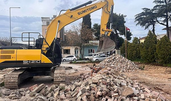 Ezine Belediyesi, Zübeyde Hanım meydanı yapım ve çevre düzenleme çalışmalarına başladı