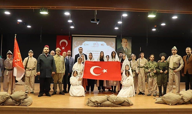Gazi Ortaokulu öğrencilerinden anlamlı gösteri: 'Çanakkale Geçilmez' tiyatro oyunu