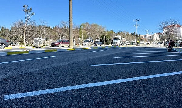 Gelibolu Belediyesi, yol ve park çizgilerini belirliyor