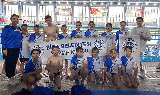 Genç yüzücüler, 18 mart deniz zaferi yüzme yarışları'nda başarıyla parladı
