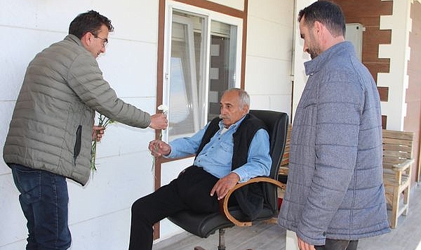 Gökçeada Toplum Sağlığı Merkezi, Yaşlılar Haftası'nda yaşlı bakım evi'ni ziyaret etti