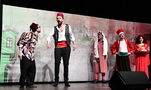 Güray Yüksel, hemşerileriyle birlikte tiyatro izledi