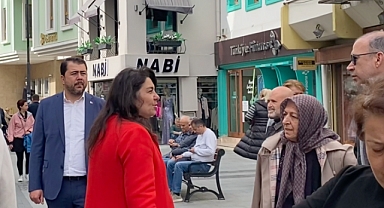İskenderoğlu Çarşı Caddesi'nde vatandaşlarla sohbet etti
