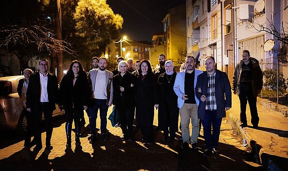 İskenderoğlu, şehrin sokaklarında hemşerileriyle sohbet ediyor