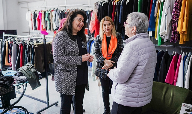 Jülide İskenderoğlu, esnafı ziyaret ediyor