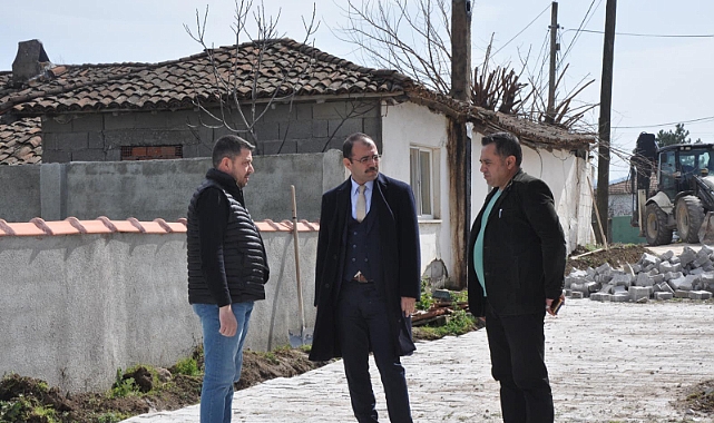 Kaymakam Erdinç Dolu, Bahçeli Köyü'nde kilit parke taşı döşeme işini inceledi