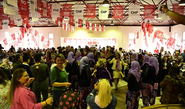 Kepez'de kadınlar 8 Mart'ı şarkılarla kutladı