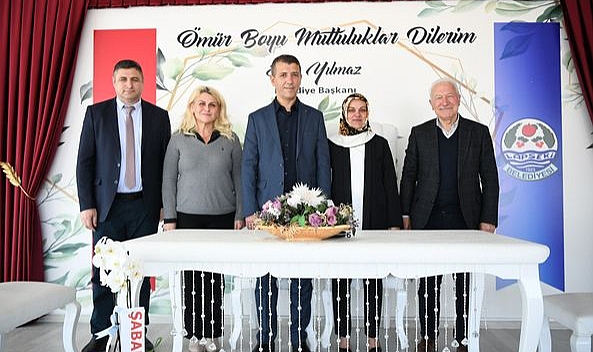 Lâpseki Belediye Başkanı Eyüp Yılmaz, Belediye personeli çiftin nikahını kıydı