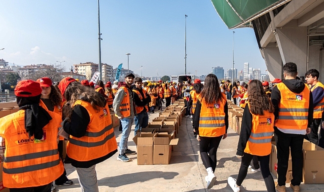 LÖSEV, Bursa'da yüzlerce mutluluk kolişesi dağıtıyor