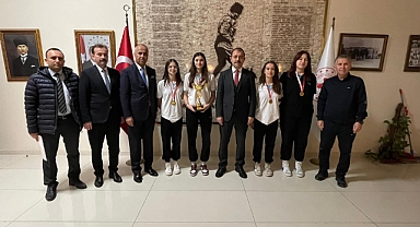 Mehmet Akif Ersoy Lisesi Kız Basketbol Takımı, Kaymakamı Erdinç Dolu'yu ziyaret etti