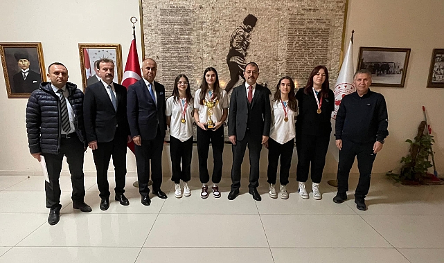 Mehmet Akif Ersoy Lisesi Kız Basketbol Takımı, Kaymakamı Erdinç Dolu'yu ziyaret etti