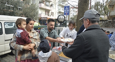 Muhtar adayından pilav dağıtımı