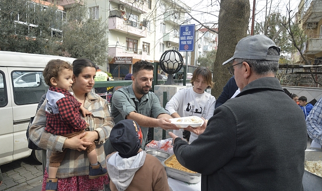Muhtar adayından pilav dağıtımı