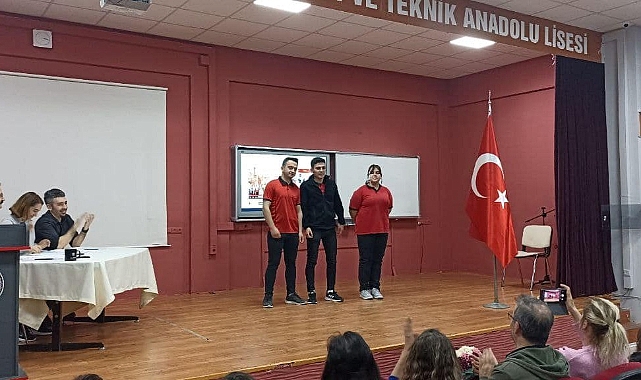 Öğrenciler İstiklâl Marşı'nı okuyarak anma haftasını kutladılar