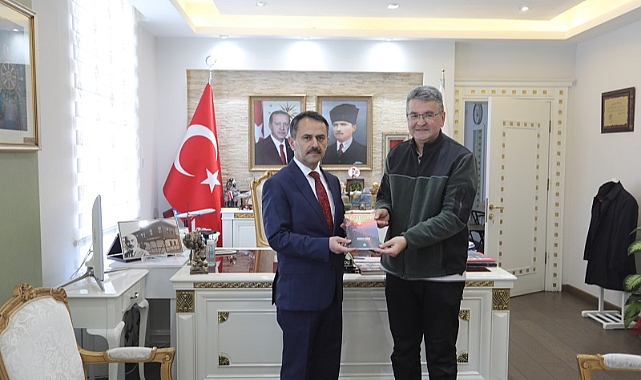 Vali Aktaş'a 'Kazdağları' Kitabı Hediye Edildi