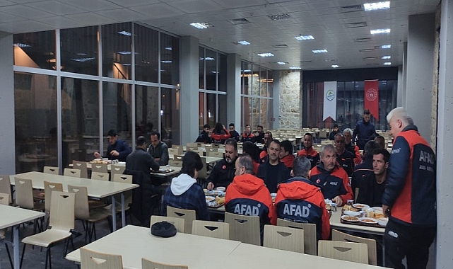 Vali Aktaş, iftarı AFAD arama kurtarma ekipleriyle yaptı