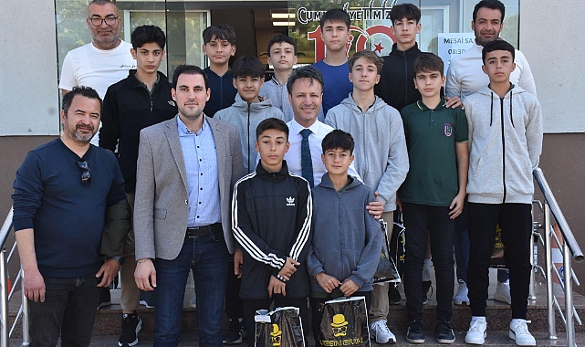 100. Yıl Barış Ortaokulu’nun Futsal Takımı'ndan Başkan Soyuak'a ziyaret
