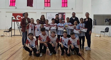 Badminton küçük kızlar ve erkekler il birinciliği gençlik merkezi'nde tamamlandı
