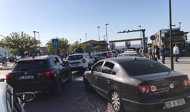Bayram trafiği Çanakkale'de yoğunlaştı: Köprü tercih edilmedi, feribot iskelesi kalabalıklaştı