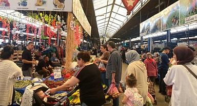 Bayramdan sonraki ilk pazar kalabalığı