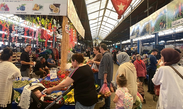 Bayramdan sonraki ilk pazar kalabalığı