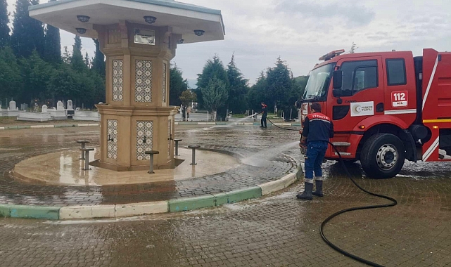 Biga Belediyesi, Ramazan Bayramı öncesi mezarlık temizliği ve düzenlemesi için çalışıyor