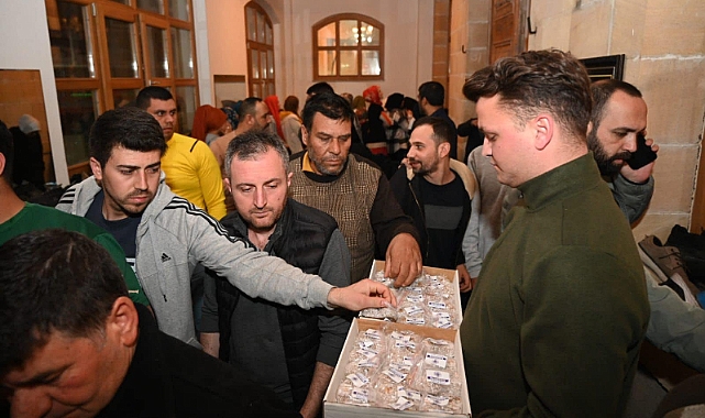 Biga'da Kadir Gecesi nedeniyle lokum dağıtıldı