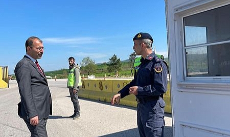Biga Kaymakamı Erdinç Dolu, Güvemalan yol kontrol noktasını ziyaret etti