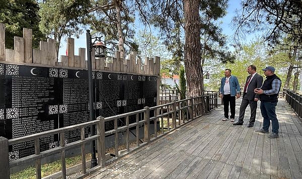 Biga Kaymakamı Erdinç Dolu, İlçe Şehitliği'nde incelemelerde bulundu