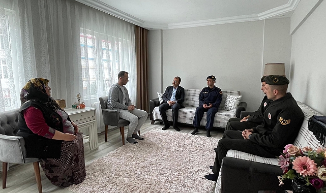 Biga Kaymakamı Erdinç Dolu, yaralı Üsteğmen Emre Uysal'ı ziyaret etti