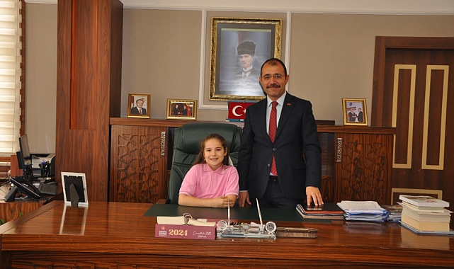 Biga Kaymakamlığı, 23 Nisan Ulusal Egemenlik ve Çocuk Bayramı'nda makamı öğrenciye devretti
