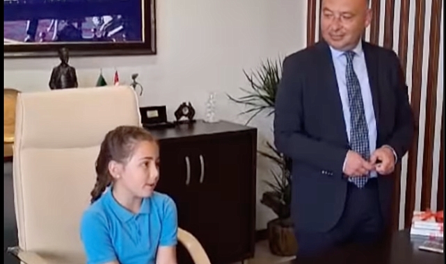 Bozcaada Belediye Başkanı Yahya Göztepe, çocukların isteklerini dinledi