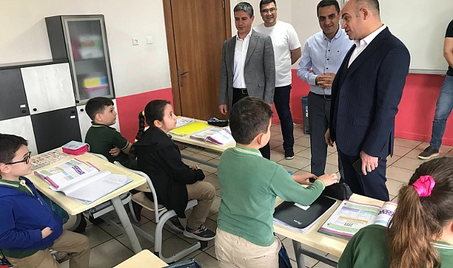 Çan Kaymakamı ve Milli Eğitim Müdürü, ilkokullarda kitap dağıtımı yaptı