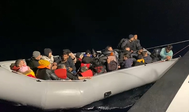 Çanakkale açıklarında 21 düzensiz göçmen yakalandı