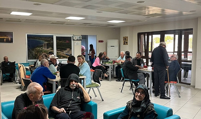 Çanakkale AK Parti İl Başkanlığı'ndan Huzurevi Yaşlılarına Bayram ziyareti