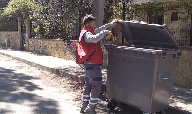 Çanakkale Belediyesi, karasinek ve sivrisineklerle mücadelede aralıksız çalışıyor