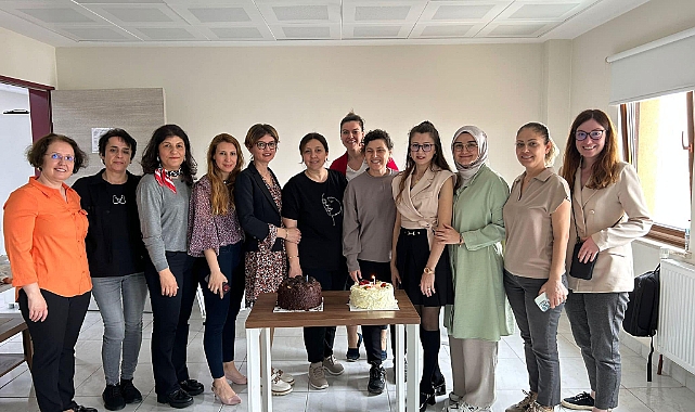 Ebelerin haftası pasta kesilerek kutlandı